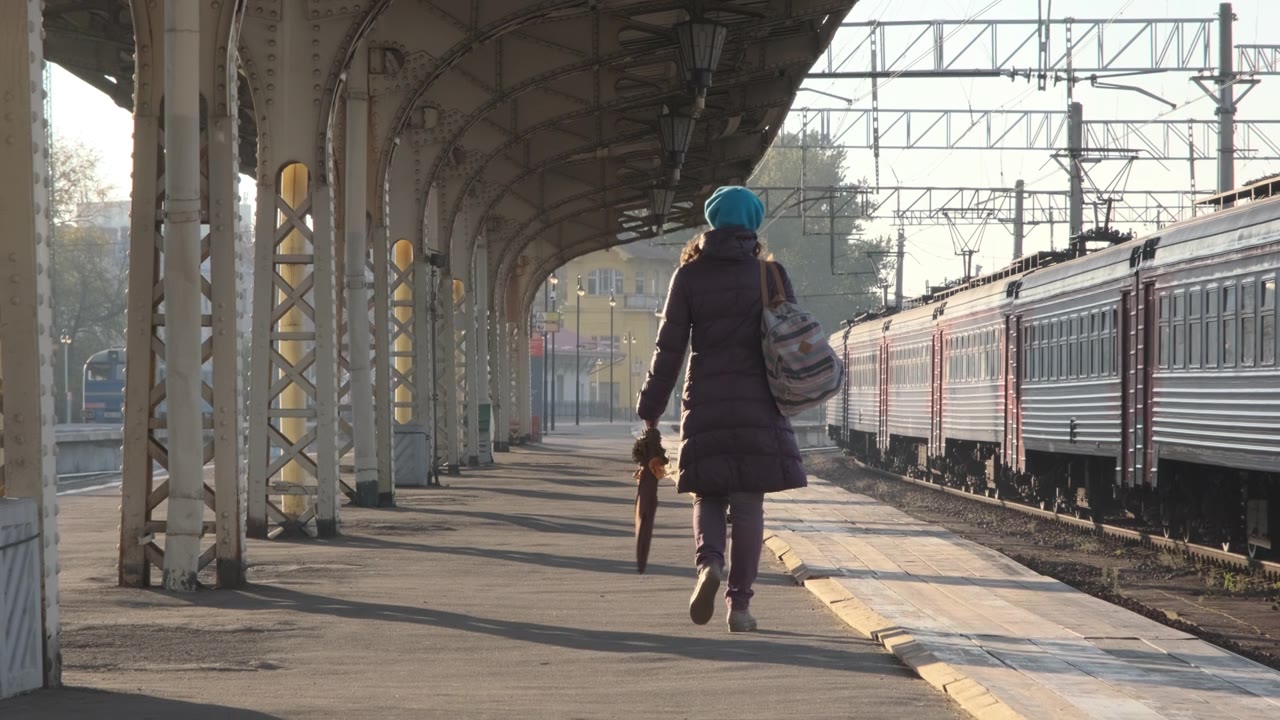 詳情圖-女人在火車站站臺上行走