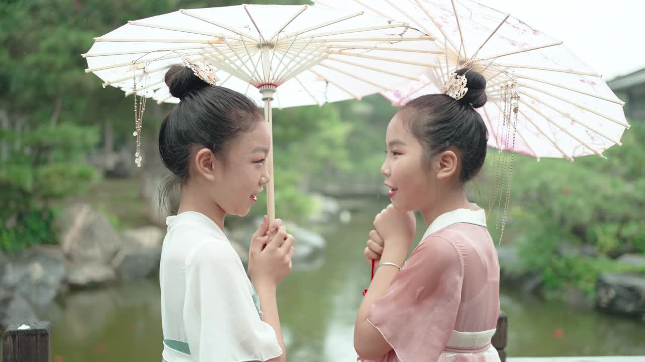 女孩穿汉服(汉族的传统服装)
