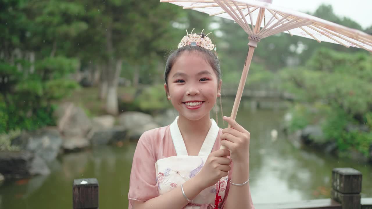 女孩穿汉服(汉族的传统服装)