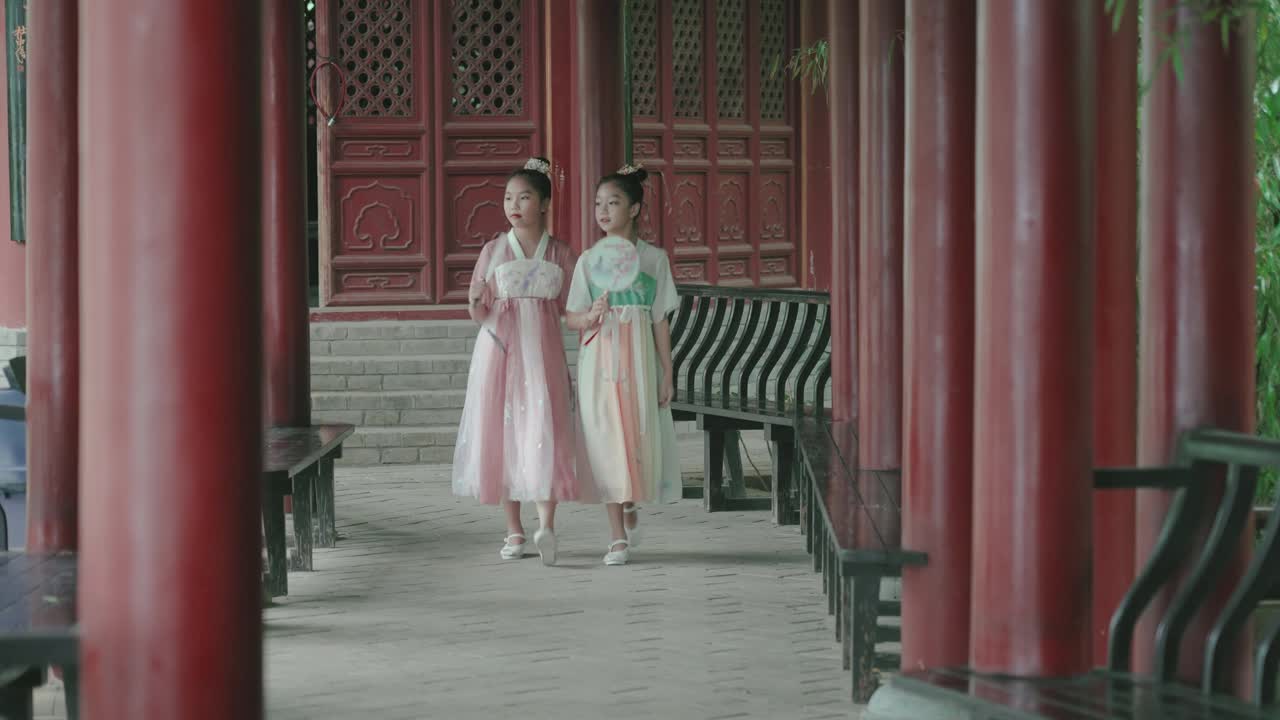 女孩穿汉服(汉族的传统服装)