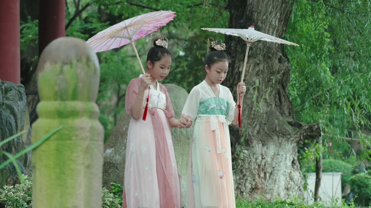 女孩穿汉服(汉族的传统服装)