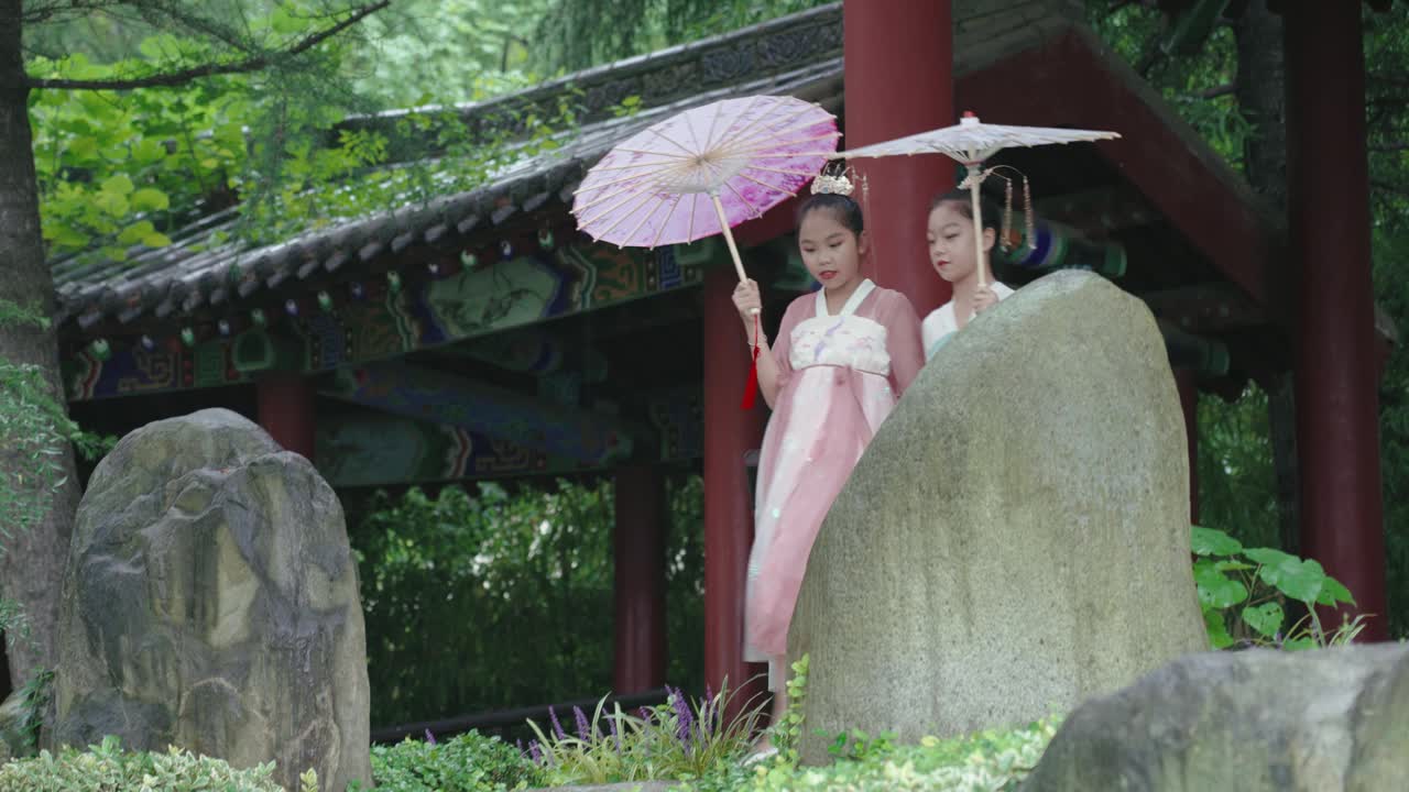 女孩穿汉服(汉族的传统服装)