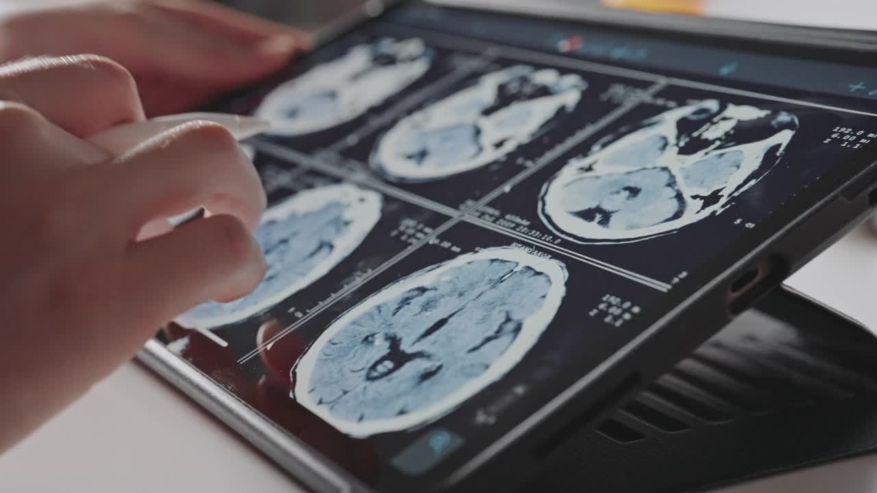医生正在研究数字平板电脑