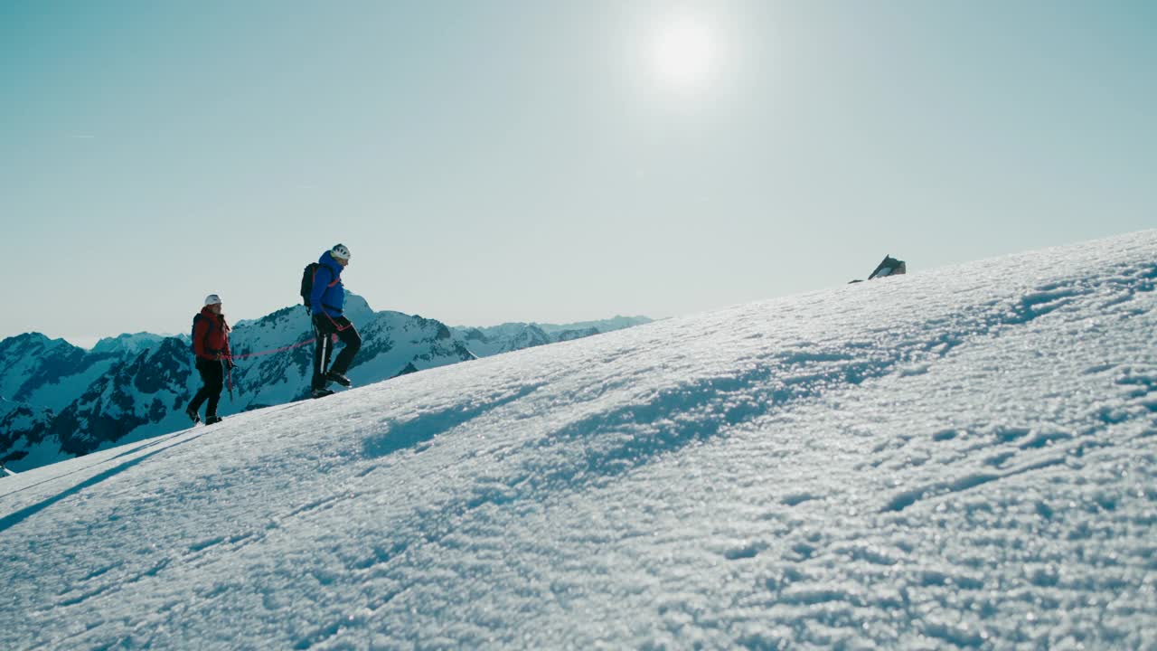 在山上徒步旅行