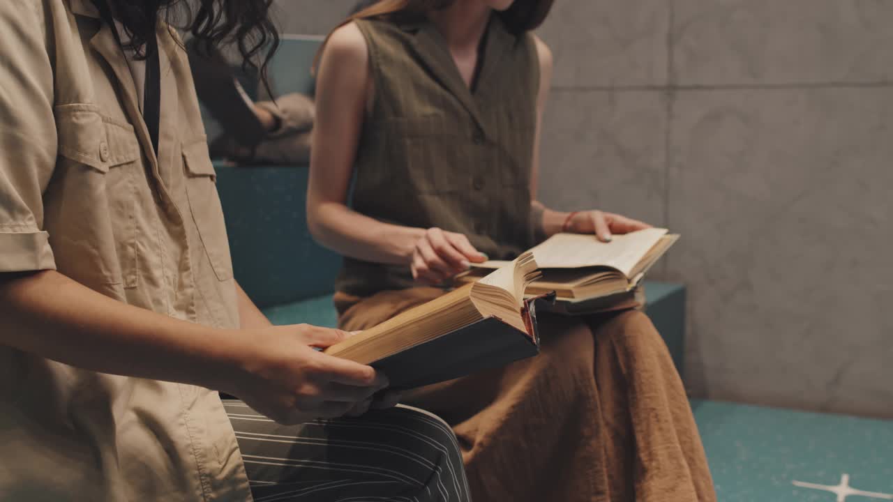 女學生在樓梯上讀書