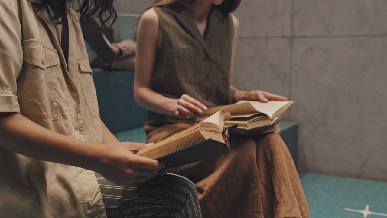 详情图-女学生在楼梯上读书