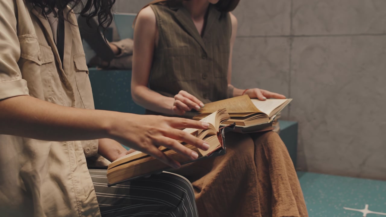 详情图-女学生在楼梯上读书