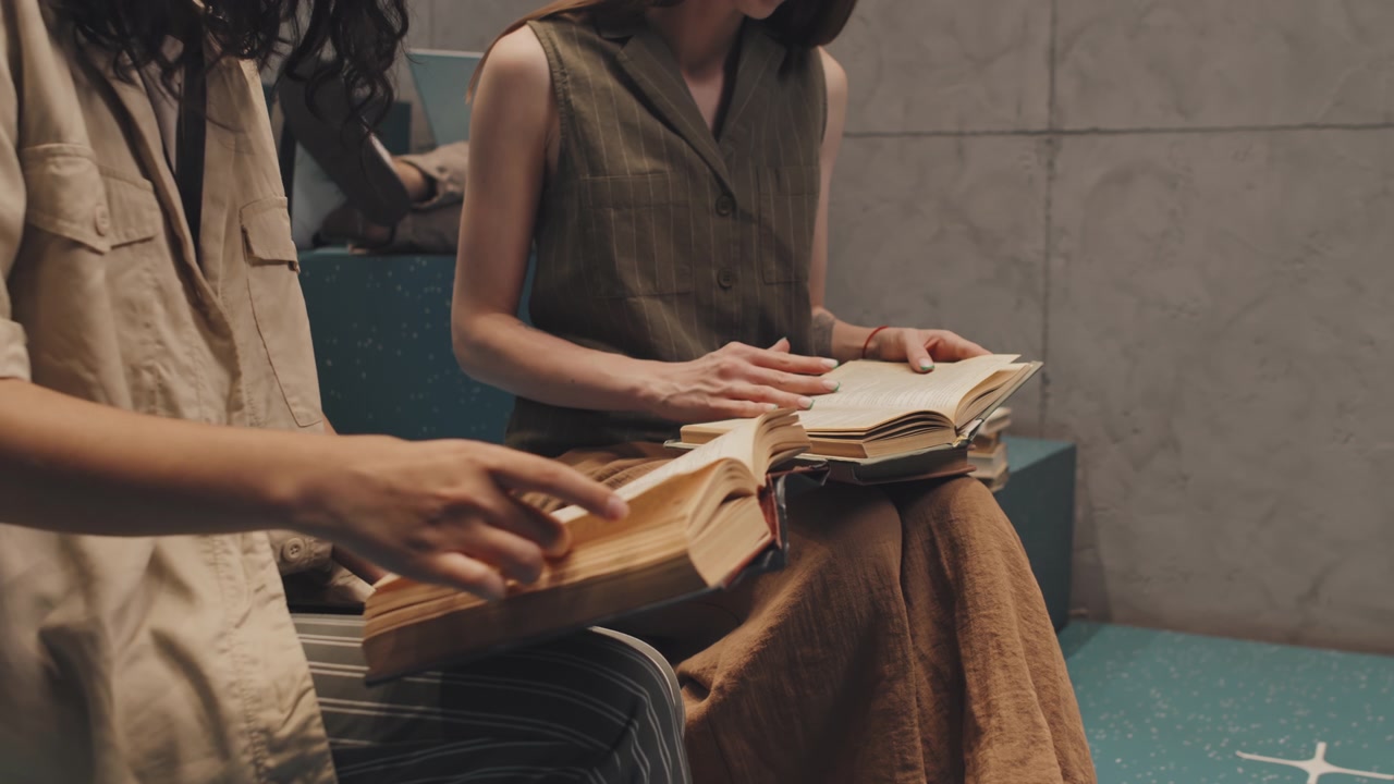 详情图-女学生在楼梯上读书