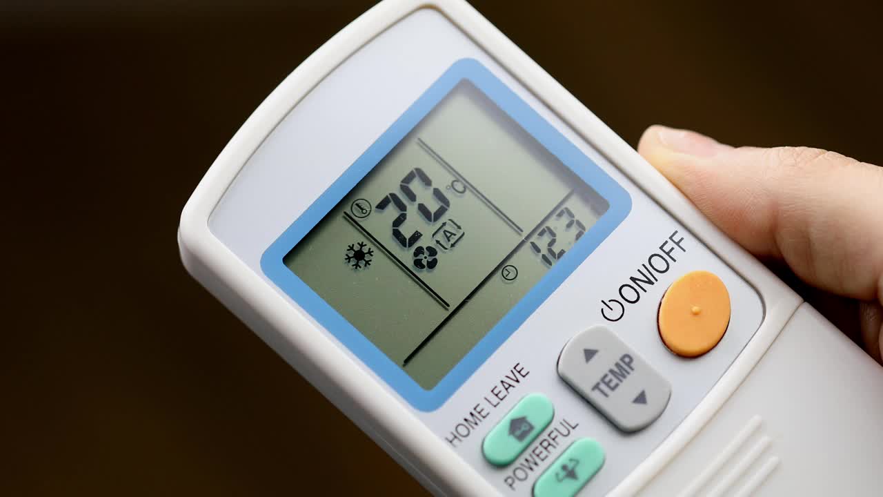 手按遥控器上的温度下降按钮，使房间冷却