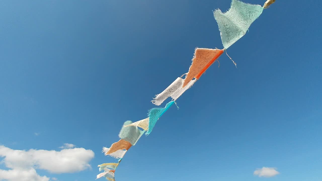 多色的民间雕刻纸巾旗