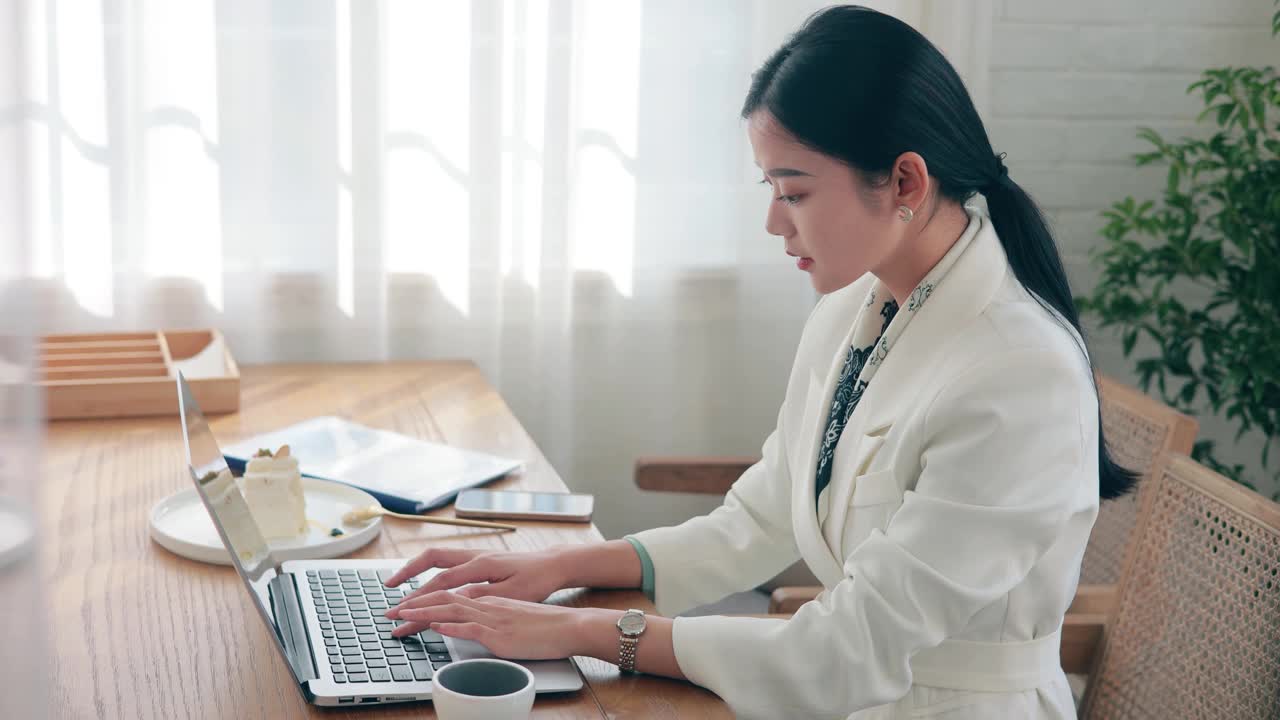 女商人检查手表上的时间