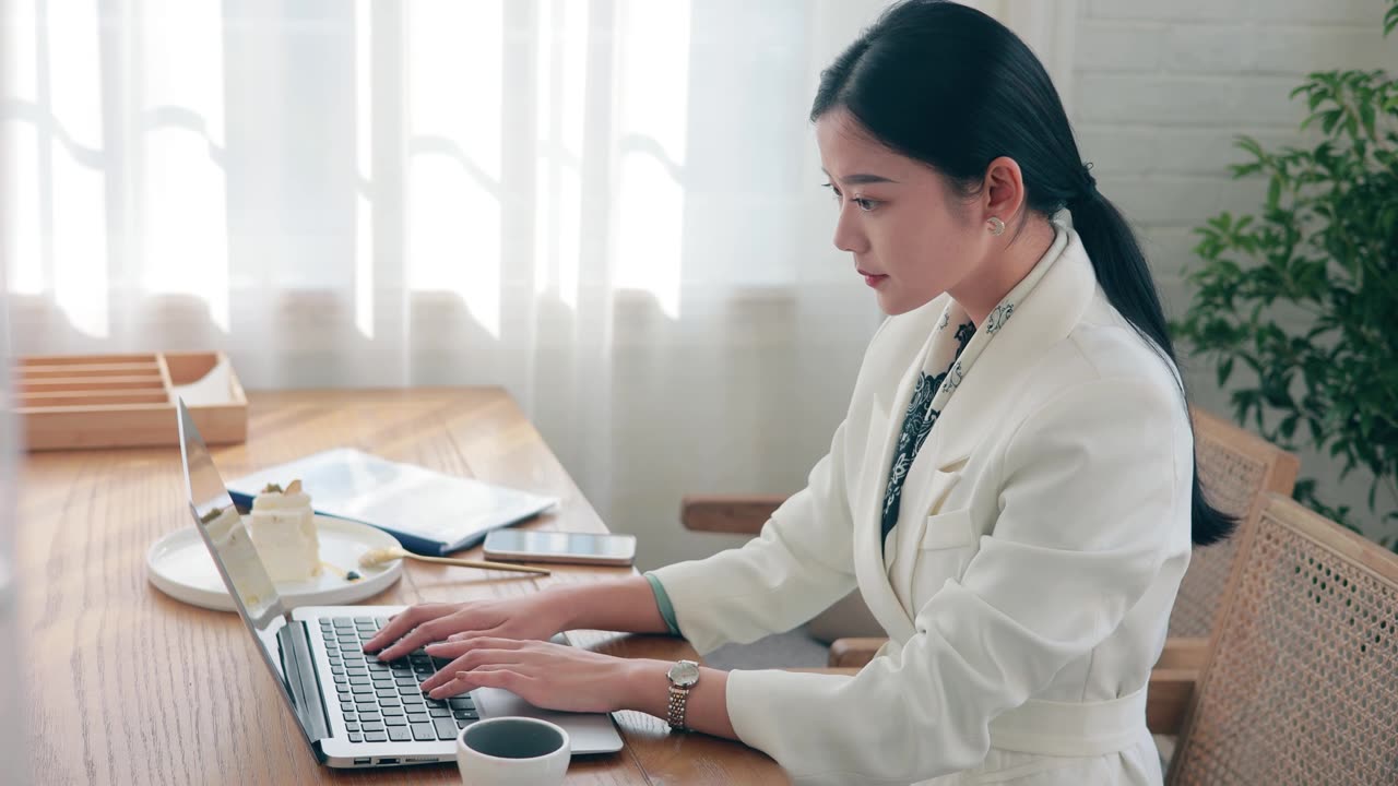 详情图-女商人检查手表上的时间