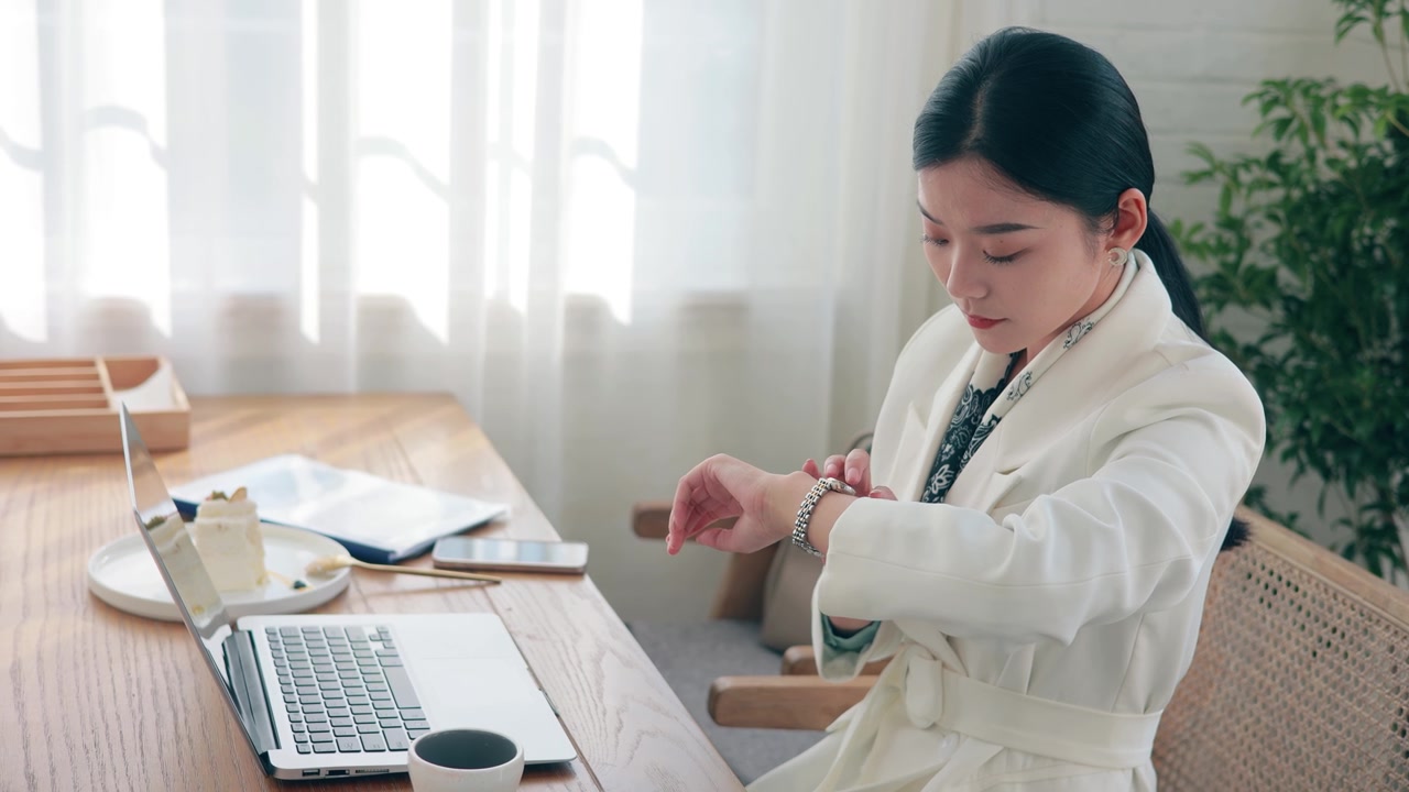详情图-女商人检查手表上的时间