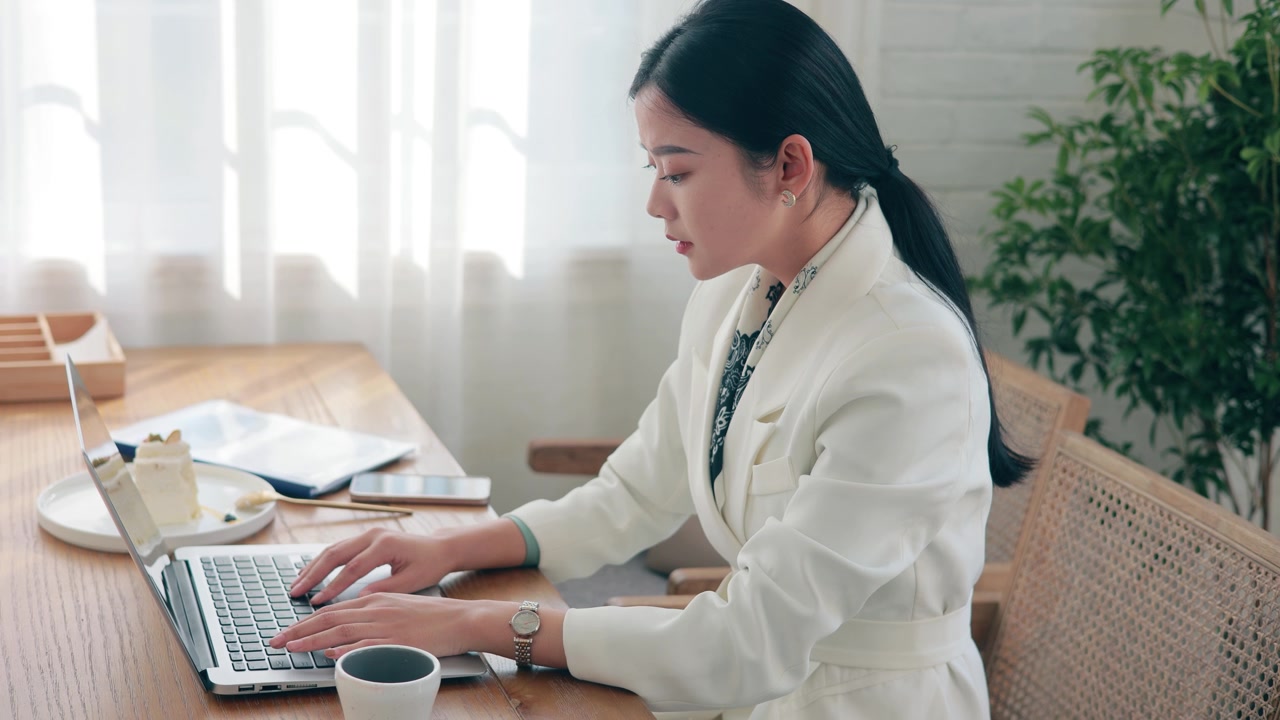 详情图-女商人检查手表上的时间