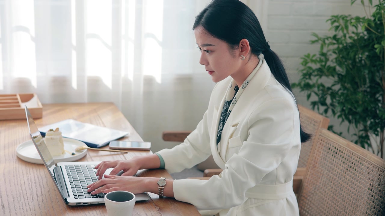 详情图-女商人检查手表上的时间