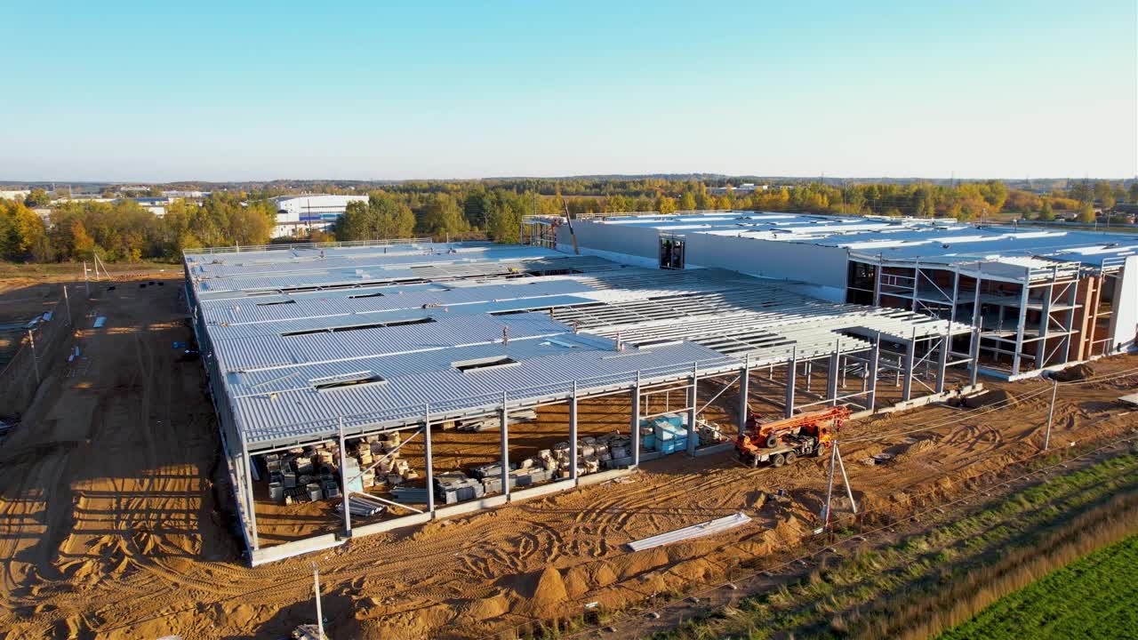 仓库由金属结构建造。轻型钢结构的工业建筑。现代化机库或工厂的框架。