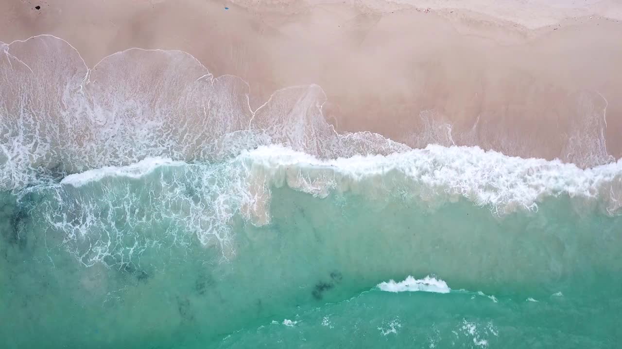 鳥瞰圖熱帶海灘和波浪與白色的沙灘和藍色的大海