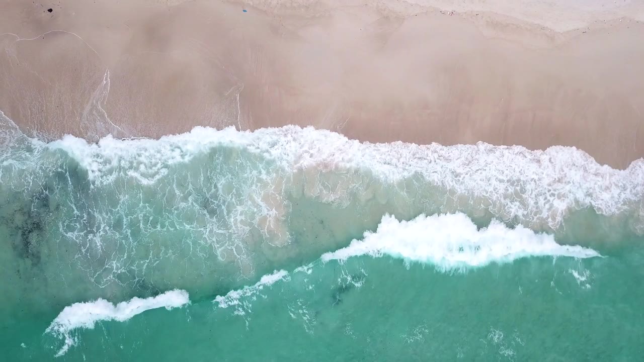 詳情圖-鳥瞰圖熱帶海灘和波浪與白色的沙灘和藍色的大海