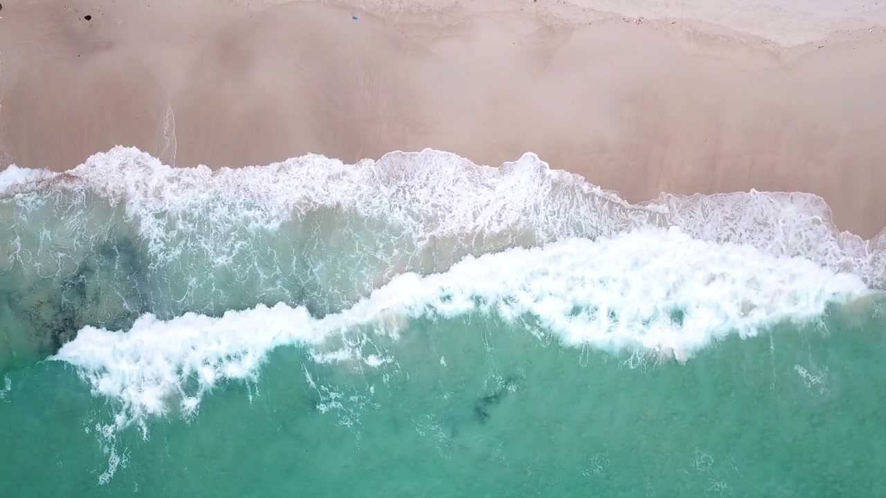 詳情圖-鳥瞰圖熱帶海灘和波浪與白色的沙灘和藍色的大海