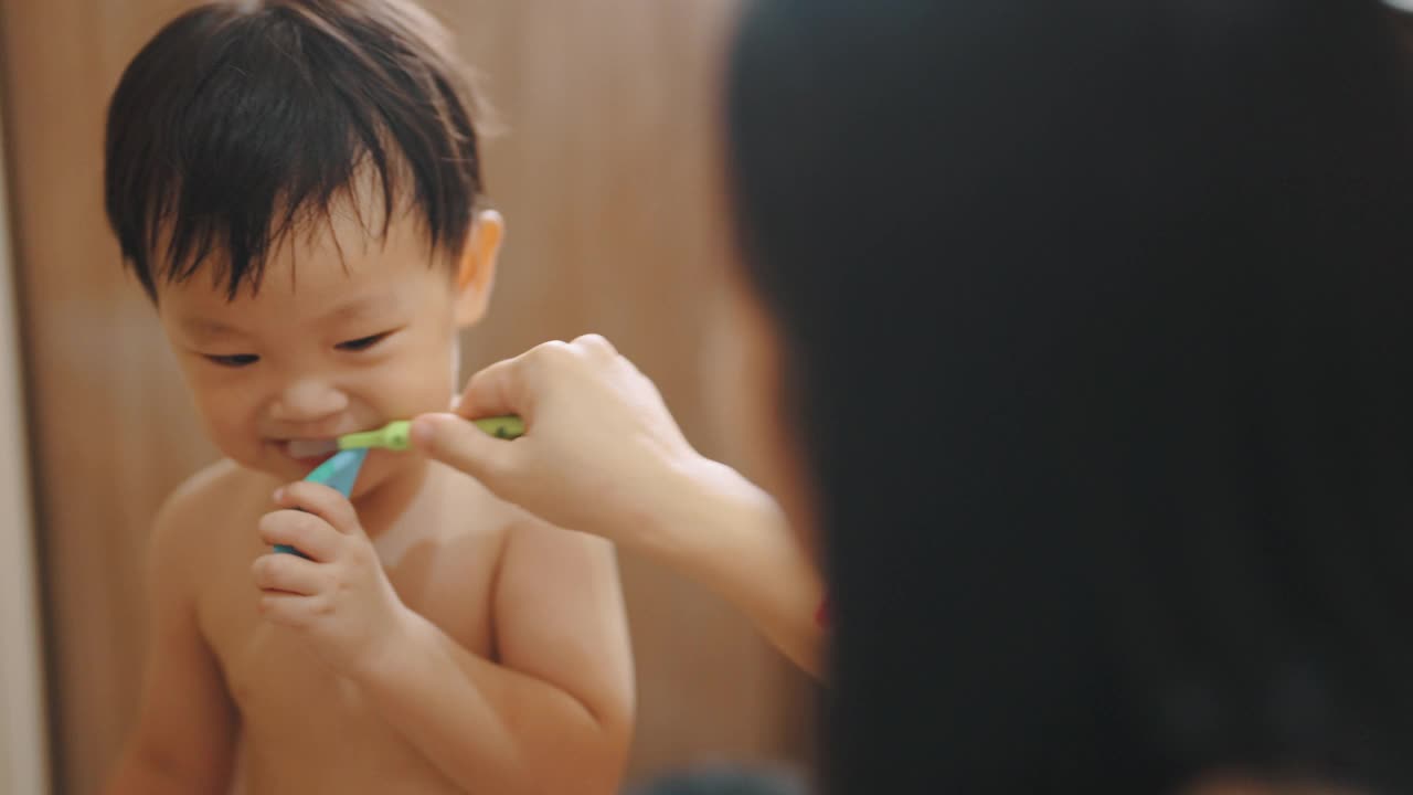 可爱的男孩在学自己刷牙。