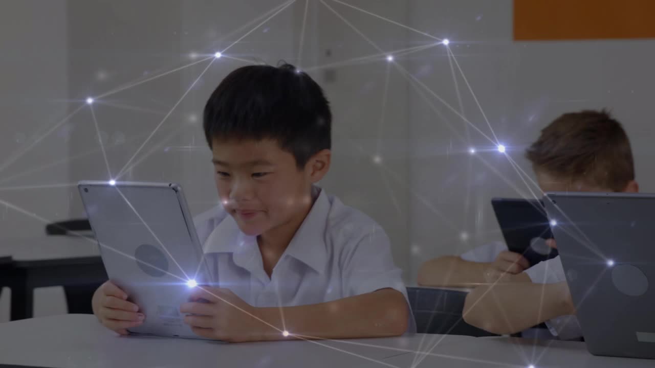 动画的网络连接的学校孩子使用平板电脑