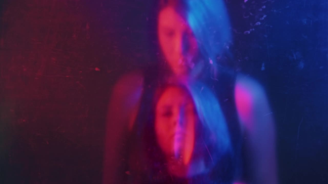 心理健康有双重人格问题的女人霓虹灯