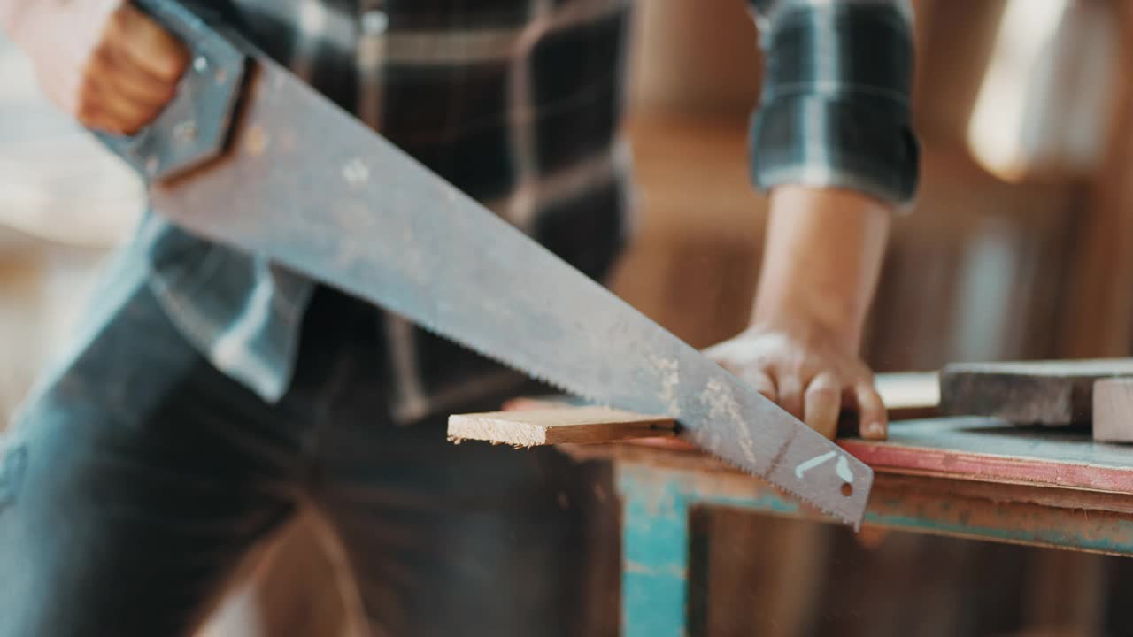 慢动作:木匠用手锯切割木材