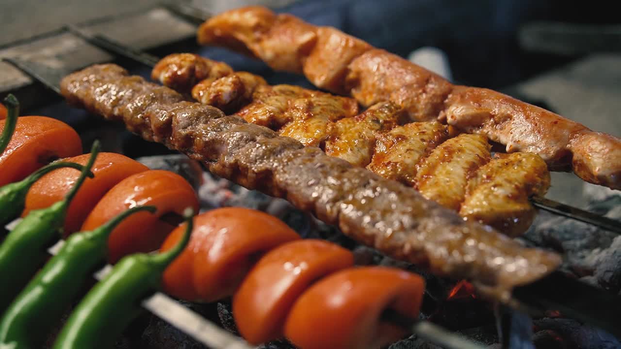 传统的烤肉串和烤鸡。土耳其烤肉串。