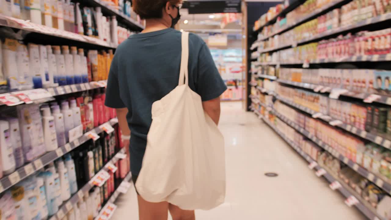 亚洲女性使用可持续的购物袋。
