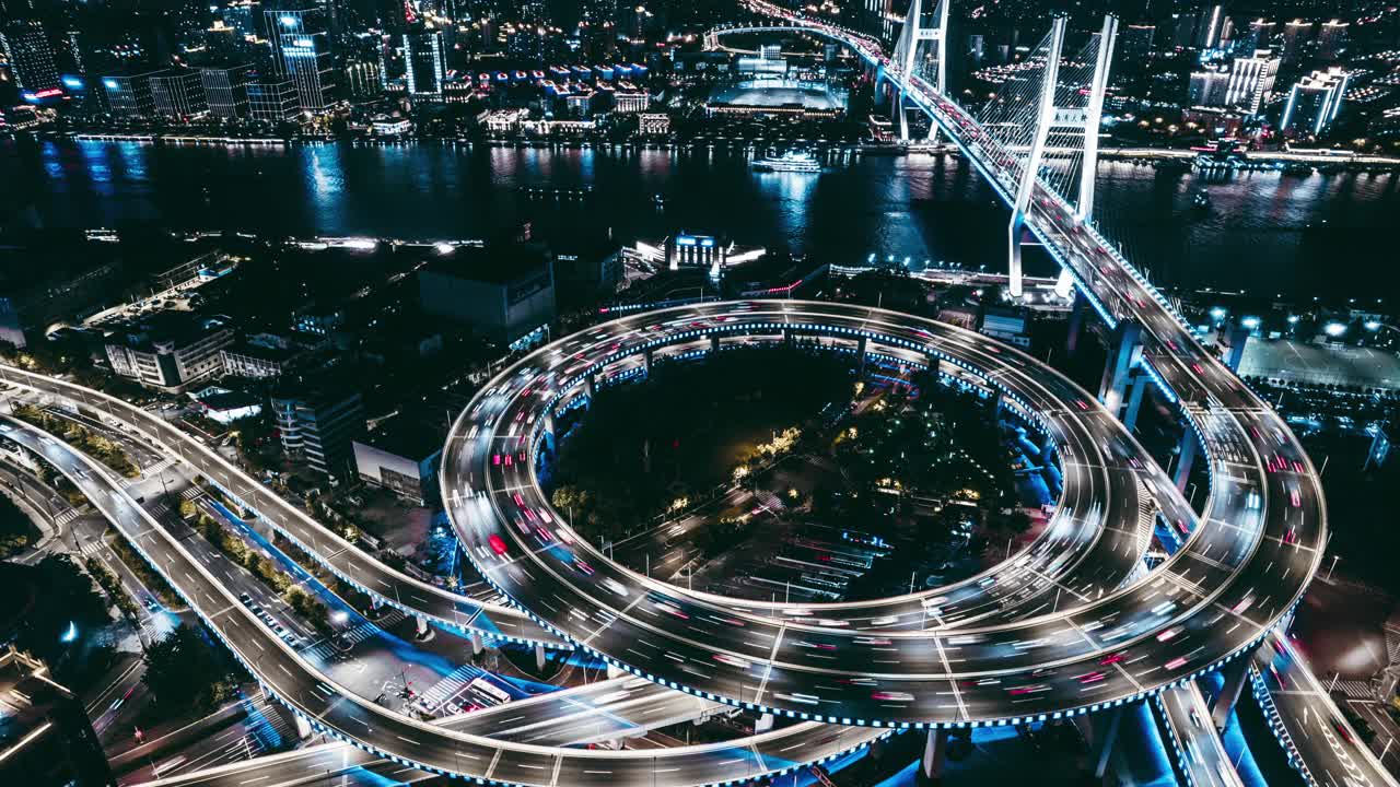 T/L無(wú)人機(jī)視角的立交橋和城市交通在夜間
