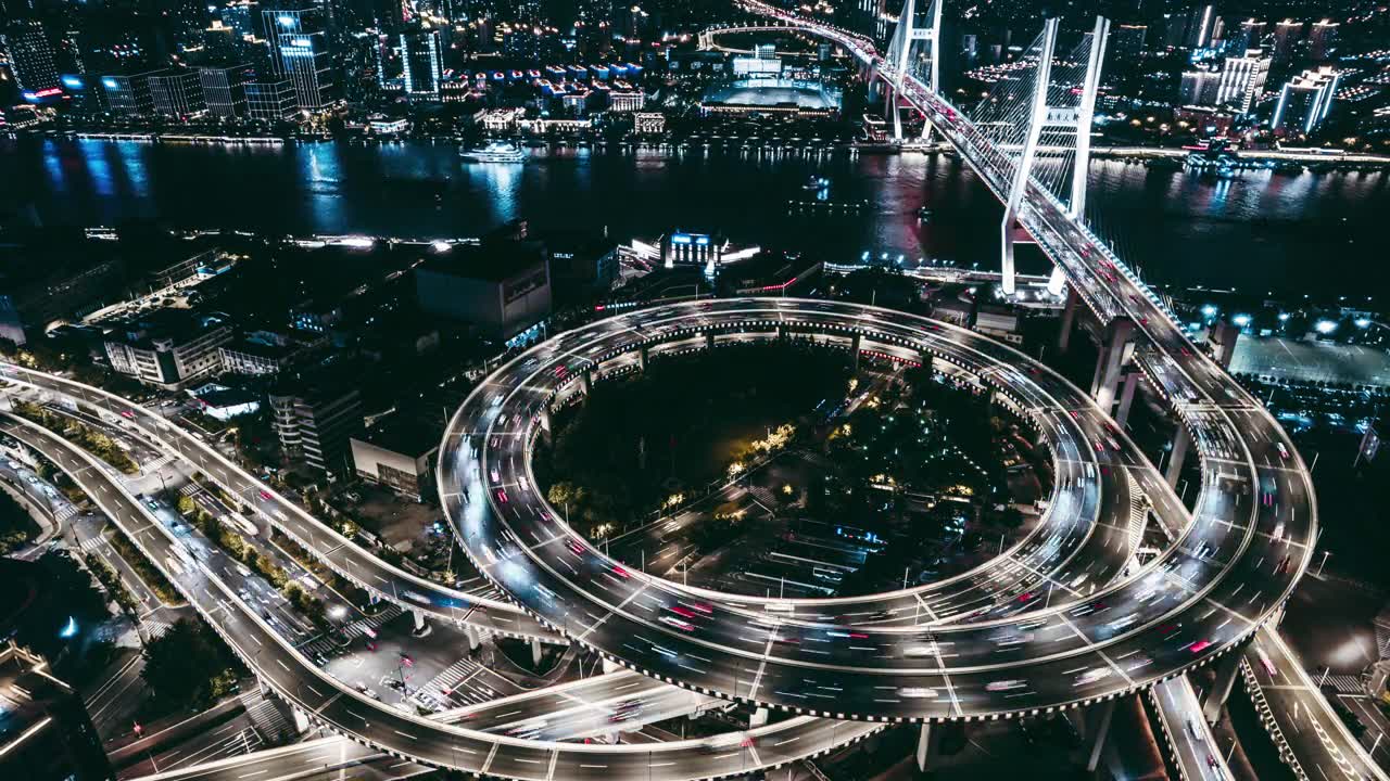 詳情圖-T/L無人機(jī)視角的立交橋和城市交通在夜間
