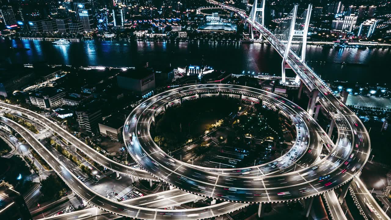 詳情圖-T/L無人機(jī)視角的立交橋和城市交通在夜間