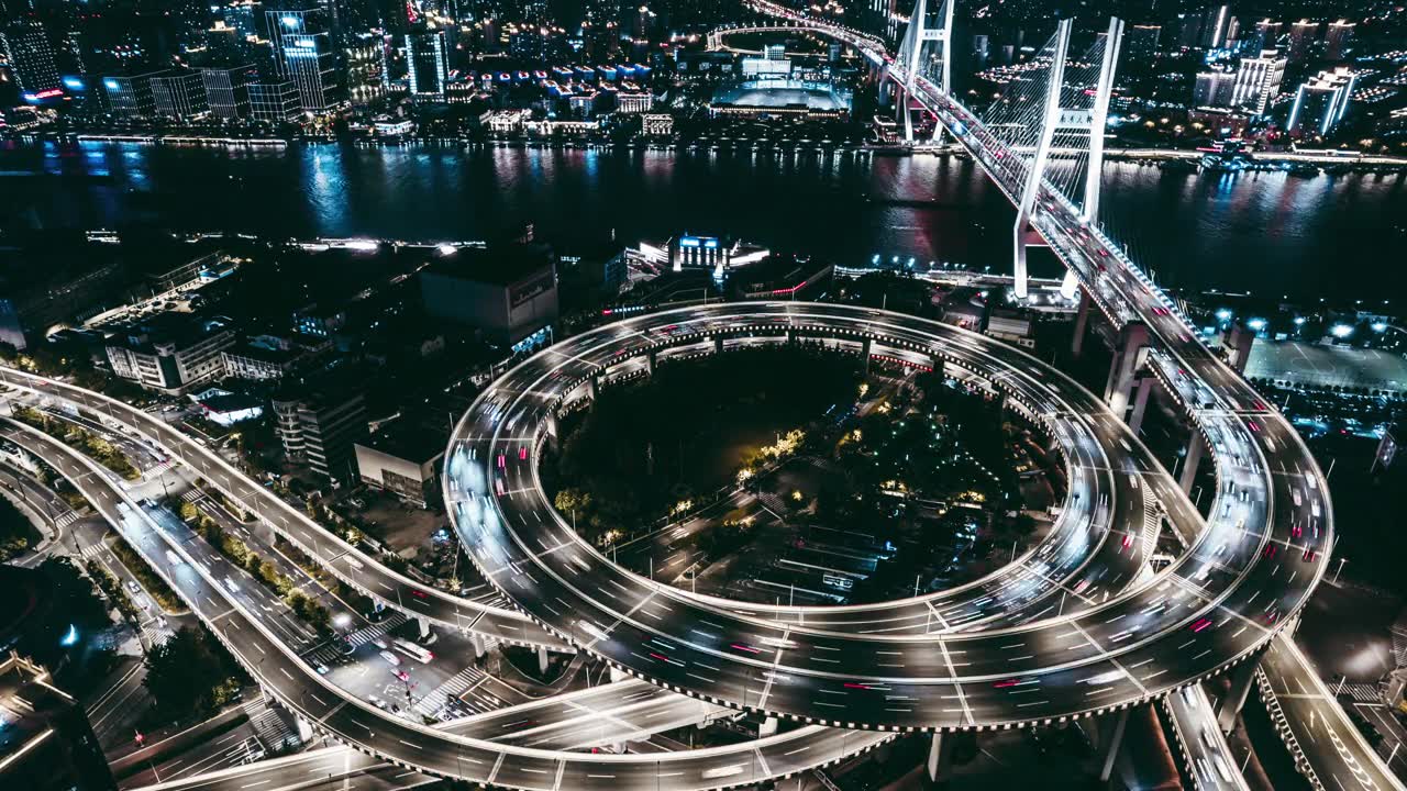 詳情圖-T/L無人機(jī)視角的立交橋和城市交通在夜間