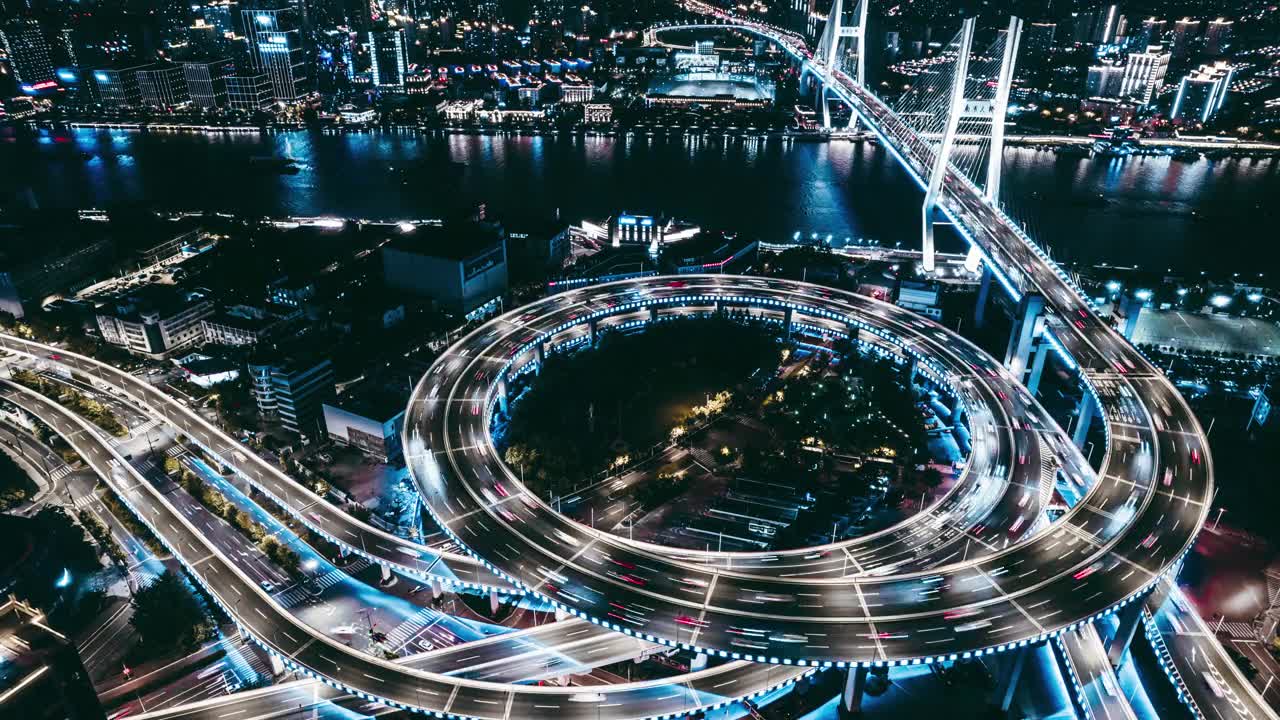 詳情圖-T/L無人機(jī)視角的立交橋和城市交通在夜間