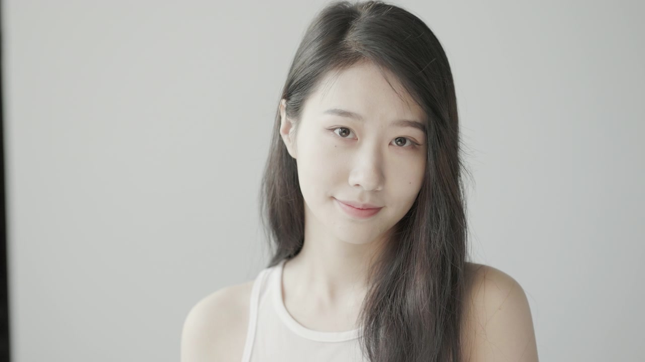 詳情圖-美麗的年輕亞洲女人與長長的黑色頭發(fā)，看著鏡子和拍攝慢動(dòng)作在一個(gè)明亮的房間