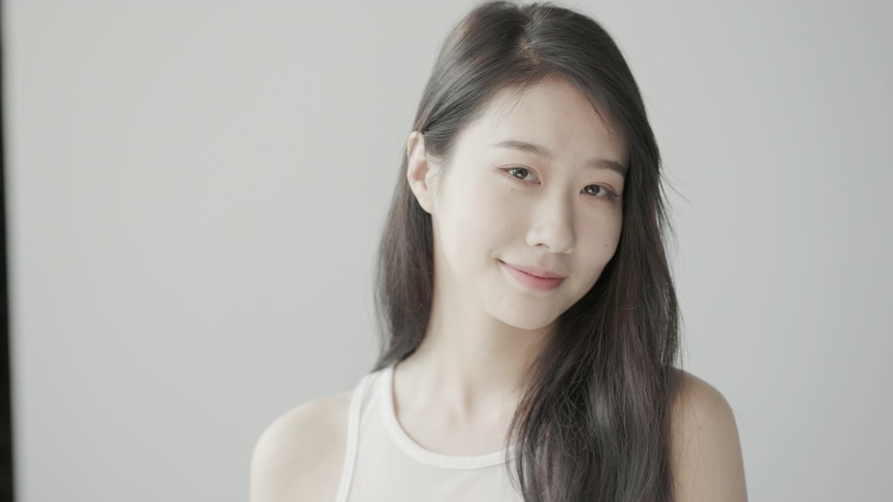 詳情圖-美麗的年輕亞洲女人與長長的黑色頭發(fā)，看著鏡子和拍攝慢動(dòng)作在一個(gè)明亮的房間