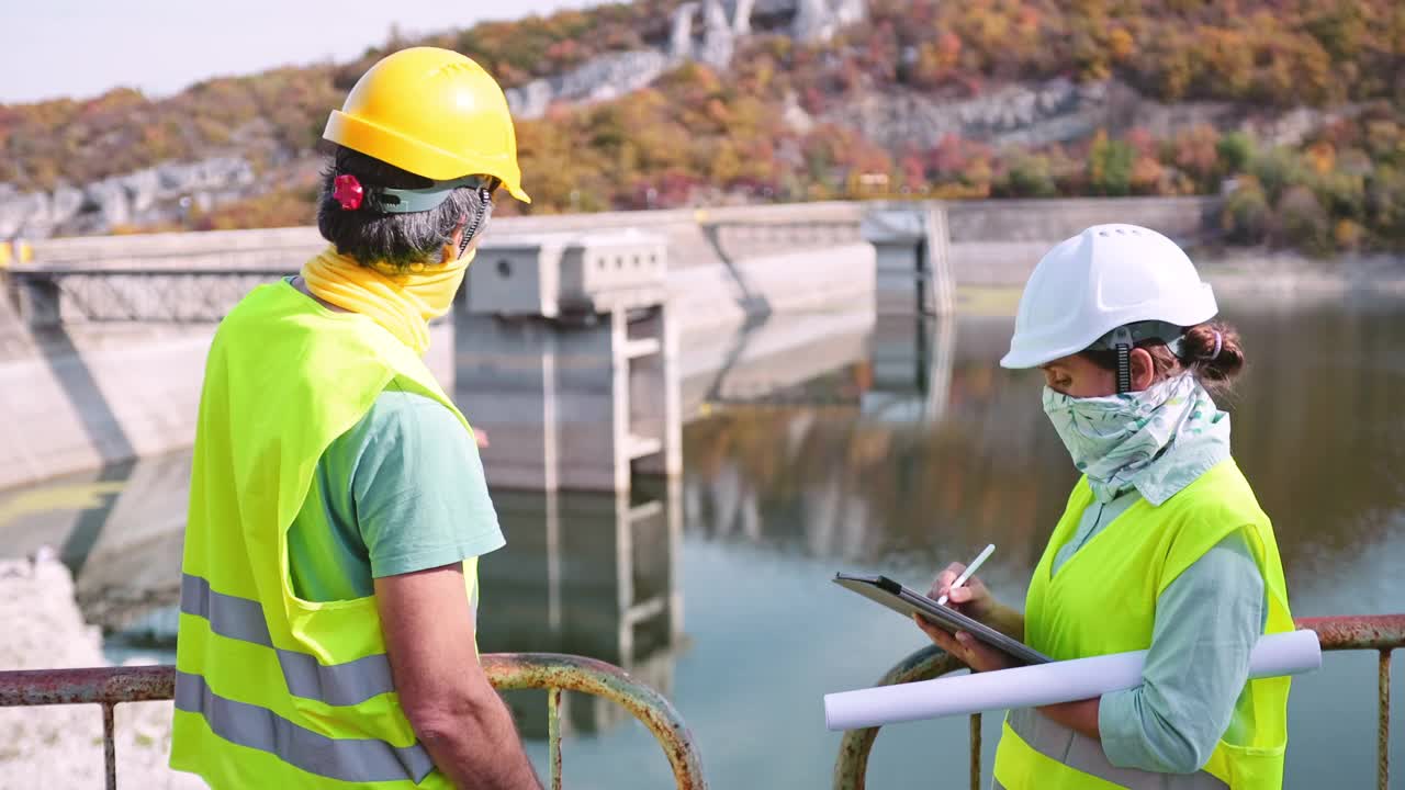 在水电站工作的女维修工程师。可再生能源系统。