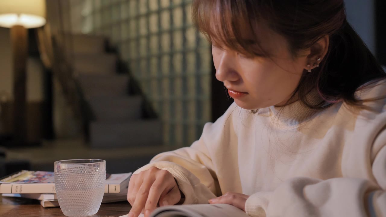 詳情圖-一個年輕的女人在晚上看書，壓力很大