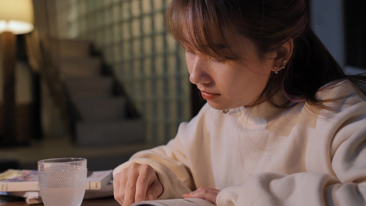 詳情圖-一個年輕的女人在晚上看書，壓力很大