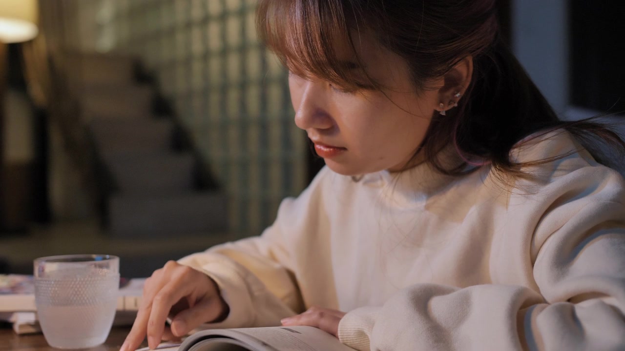 詳情圖-一個年輕的女人在晚上看書，壓力很大