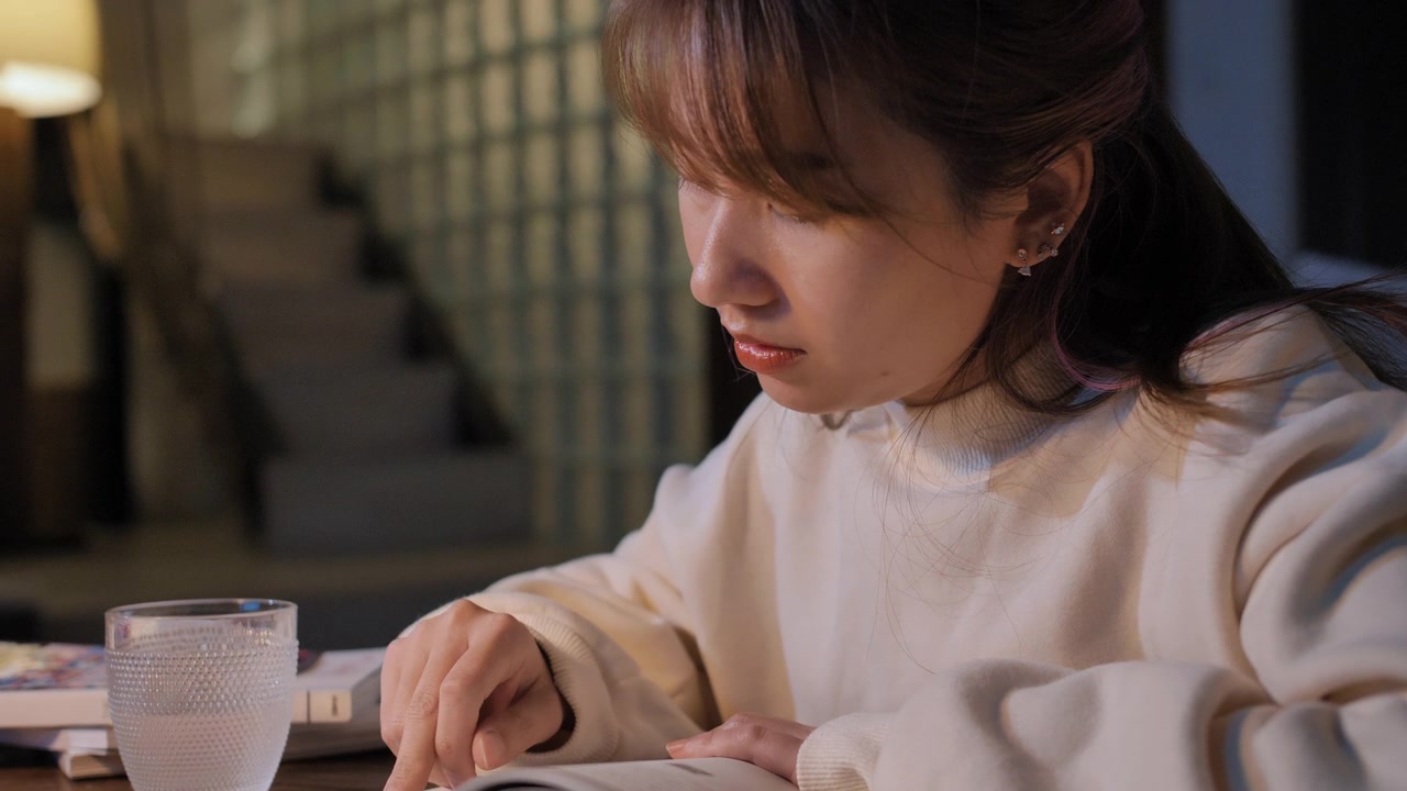 詳情圖-一個年輕的女人在晚上看書，壓力很大
