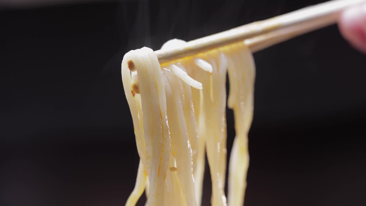 兰州牛肉面，辣椒油和牛肉，慢动作