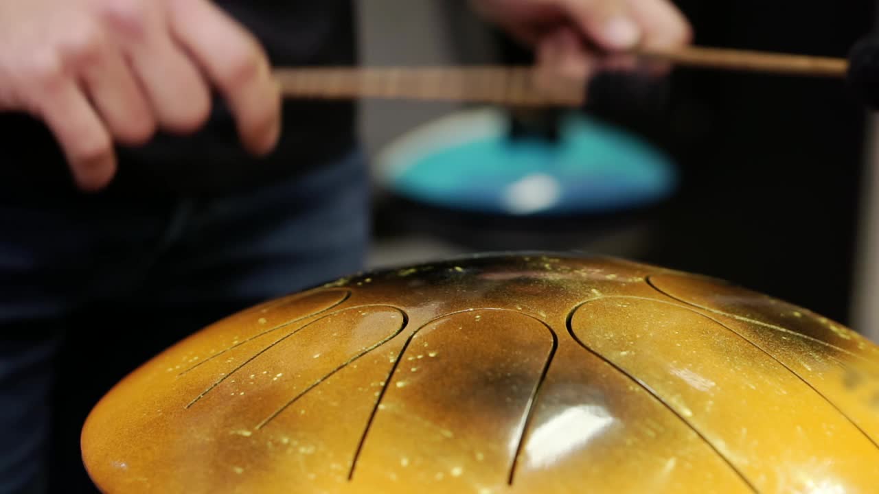 音乐家敲着坦克的鼓