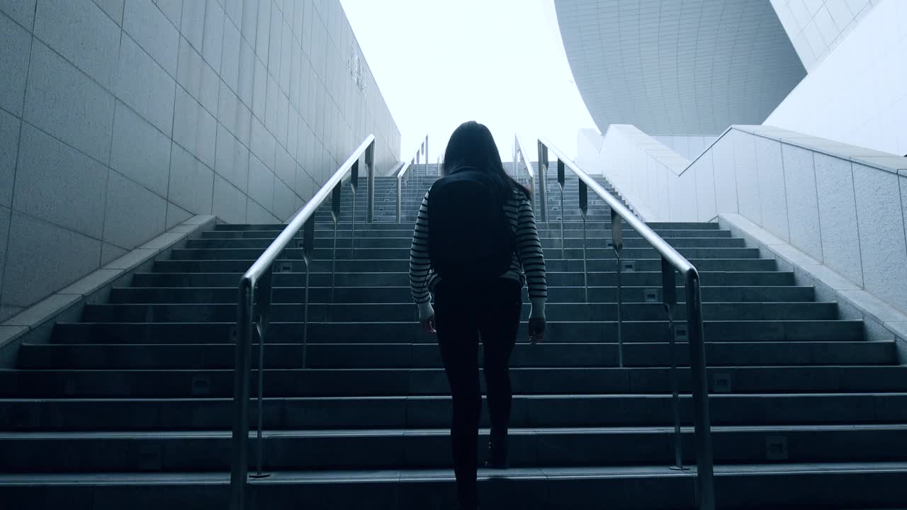 一个女人走在的台阶上