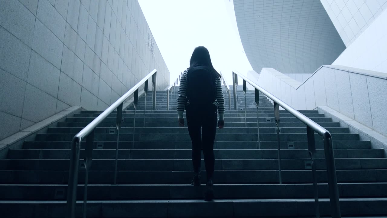 詳情圖-一個(gè)女人走在的臺(tái)階上