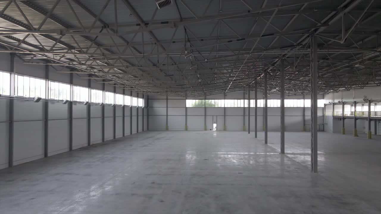 现代宽敞的空大仓库飞机库