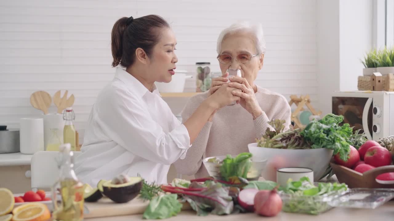 与女儿一起在厨房准备早餐、蔬菜、水果，喝亚洲妈妈的牛奶，享受周末的活动