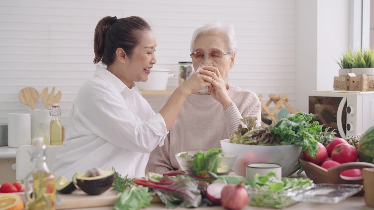 詳情圖-與女兒一起在廚房準(zhǔn)備早餐、蔬菜、水果，喝亞洲媽媽的牛奶，享受周末的活動(dòng)