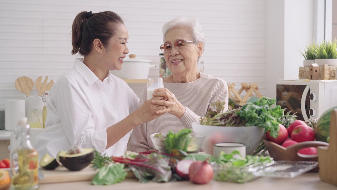 詳情圖-與女兒一起在廚房準(zhǔn)備早餐、蔬菜、水果，喝亞洲媽媽的牛奶，享受周末的活動(dòng)