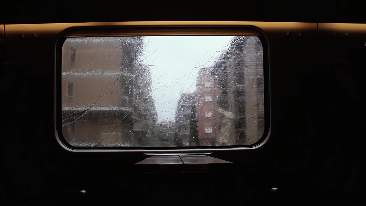 意大利冠状病毒危机期间，罗马雨中行驶的火车上的空车内景。4K分辨率。
